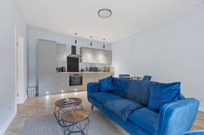 Modern Apartment Off-Road Parking King Bed Suite 1